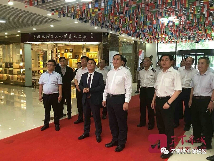 王忠林书记到同花顺电子体育集团展位观展